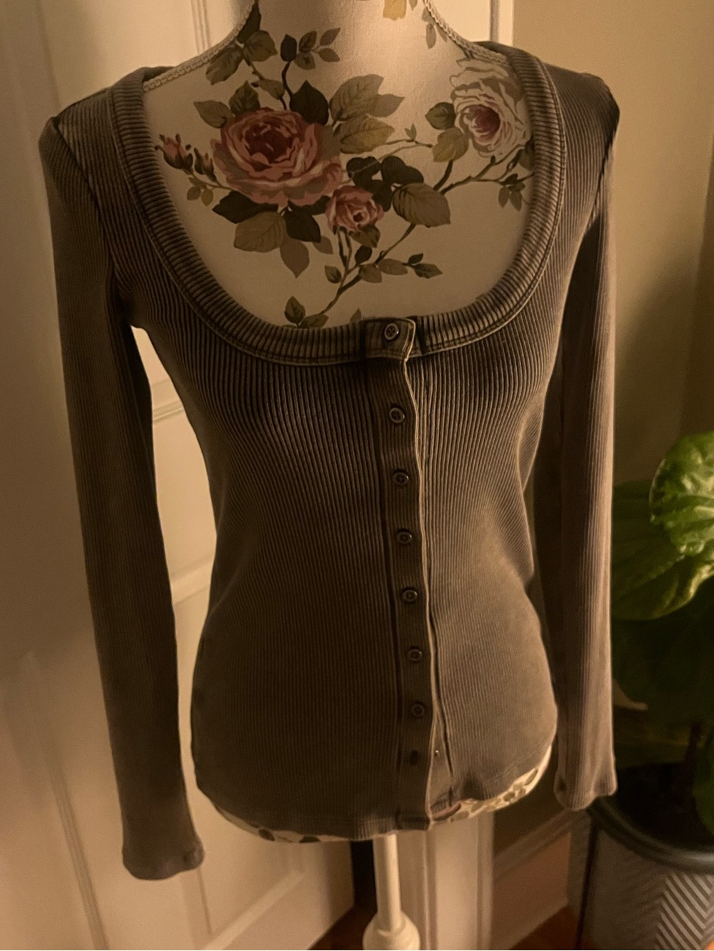 Victoria Secret : PINK Ribbed Button-Front Long Sleeve Top in Grey